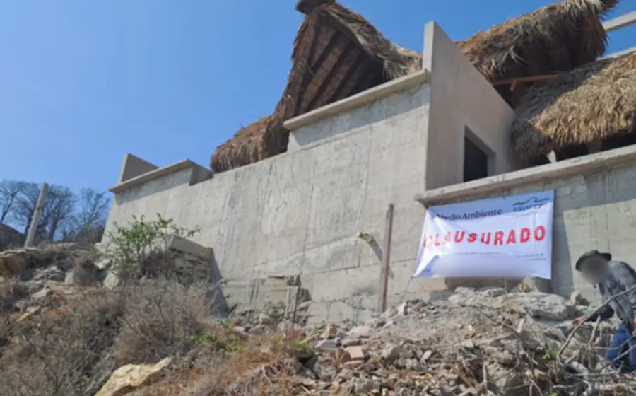  Edificaban en ecosistema frágil de Tonameca; autoridades clausuran.