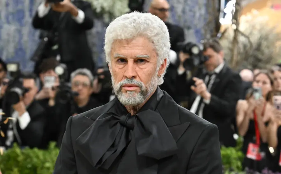 Bad Bunny en la Met Gala con un look de anciano, luciendo canas, arrugas y bastón como una crítica a la industria de la moda.