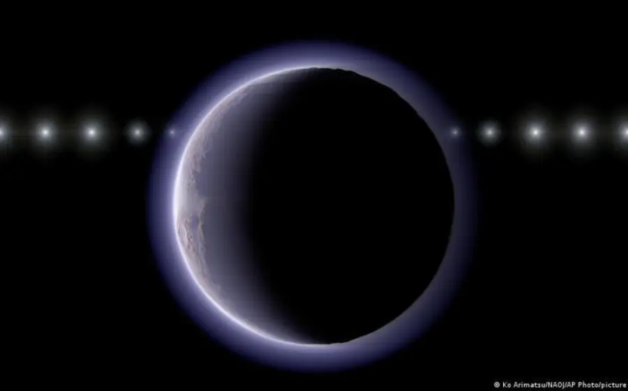 Ilustración artística del planeta enano recién descubierto, un 'mini Plutón' que posee una atmósfera propia muy tenue en la inmensidad del espacio.