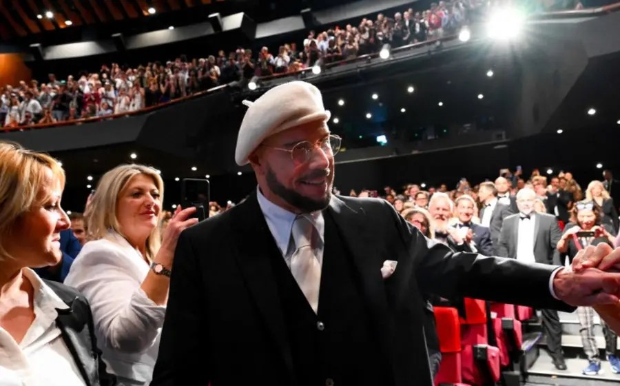 John Travolta debuta como director… y Cannes lo recibe con un homenaje histórico.