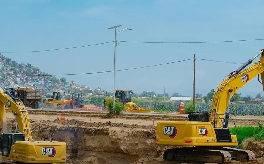 Videos mostraron maquinaria arrojando cascajo al río.