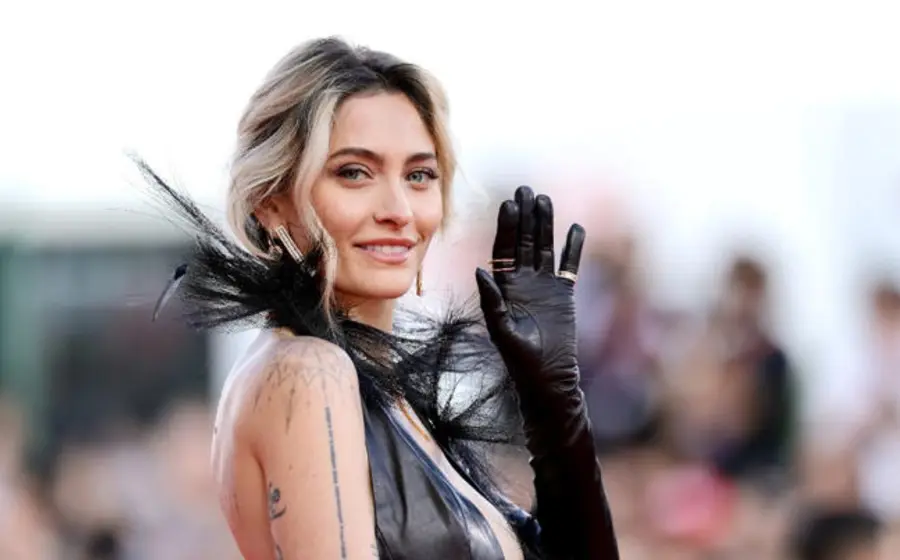 Paris Jackson reclama casi 464 mil dólares en intereses acumulados.