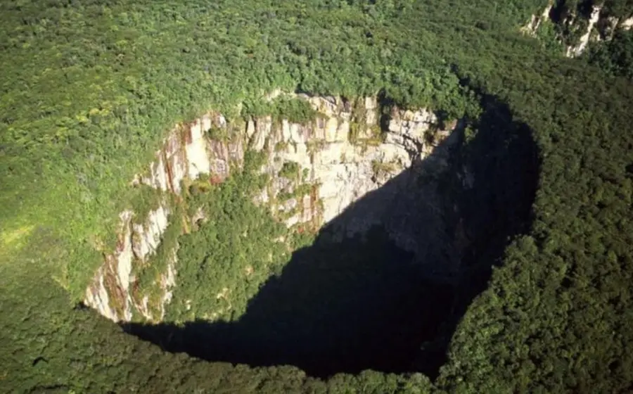 El abismo se formó en roca considerada extremadamente resistente.
