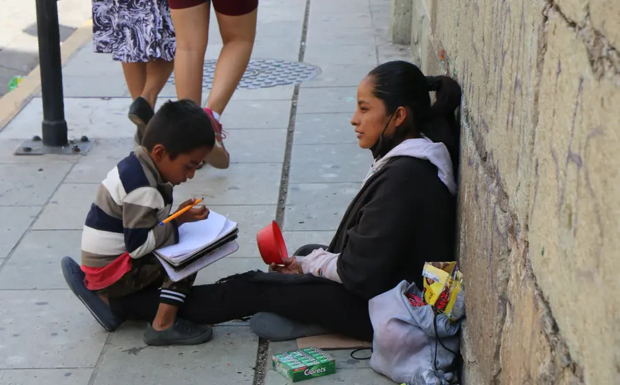 Niñez oaxaqueña en crisis: pobreza, salud y educación en riesgo.