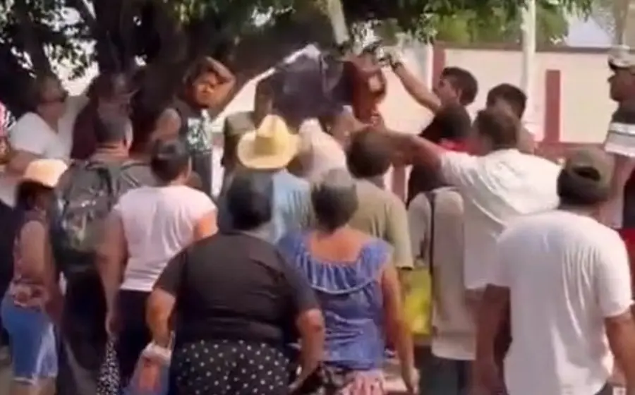Habitantes enfrentan tala de árboles en pleno parque central en Oaxaca.