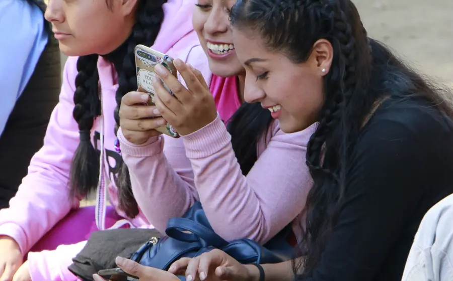 Celulares sí, computadoras no: la brecha digital golpea a Oaxaca.