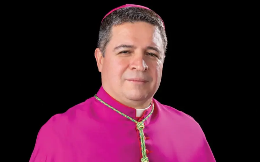 El Papa nombra Obispo a ex migrante y enciende debate político.