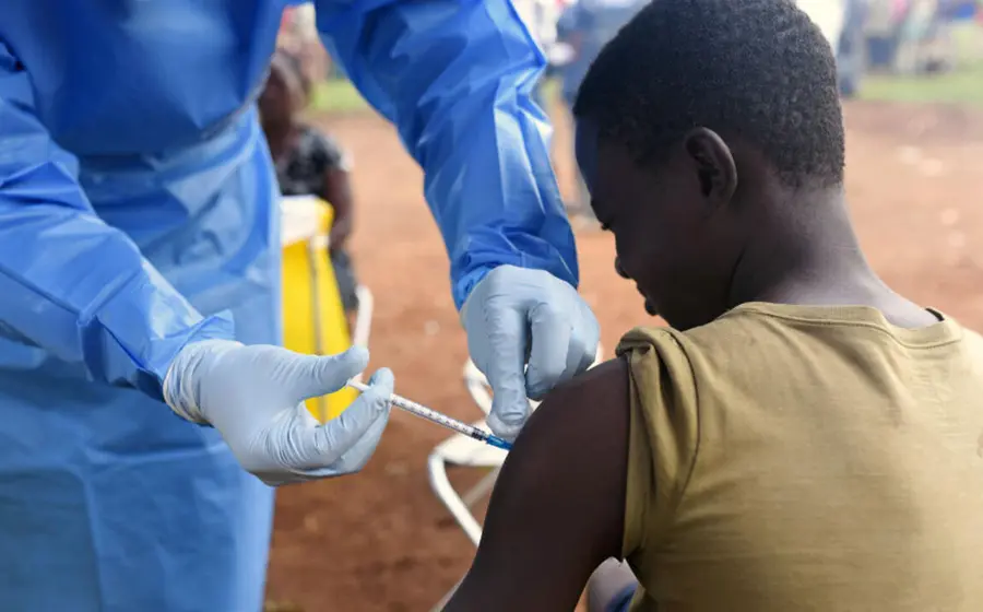 Ébola reaparece con fuerza en Congo y preocupa posible propagación regional.