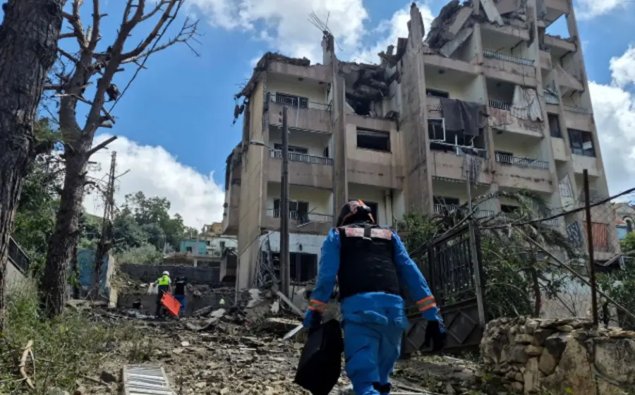 Hezbollah e Israel mantienen ataques pese a la tregua.