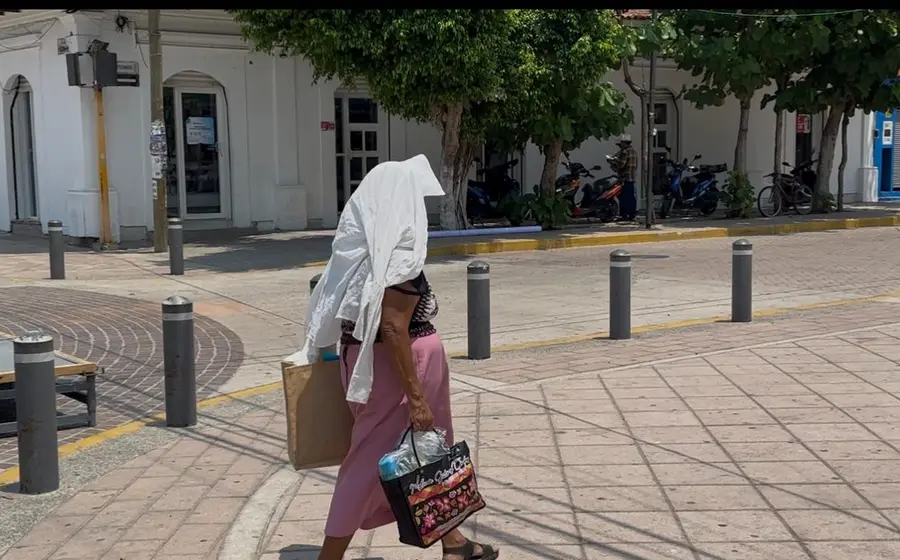 Las altas temperaturas vacían las calles durante el mediodía.