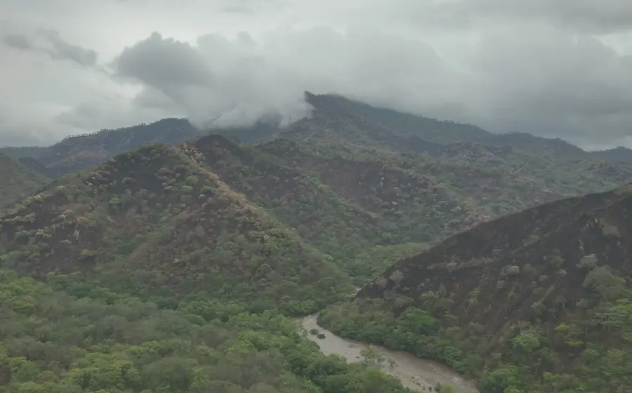 Las lluvias ayudaron a contener el fuego.