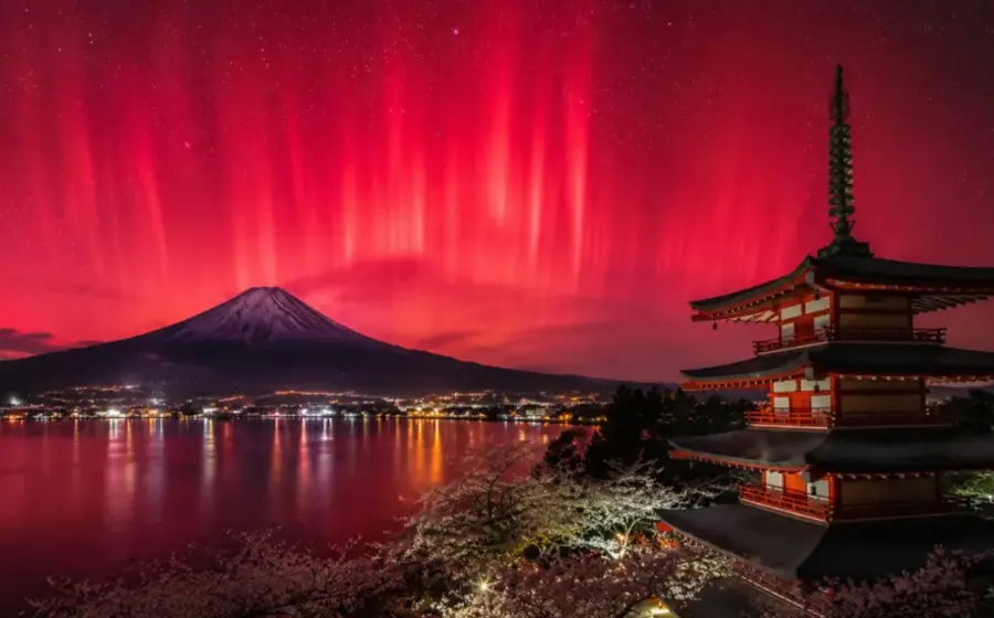 Una extraña aurora ilumina el cielo nocturno sobre Japón, un fenómeno observado a alturas inusuales que podría indicar tormentas solares intensas.