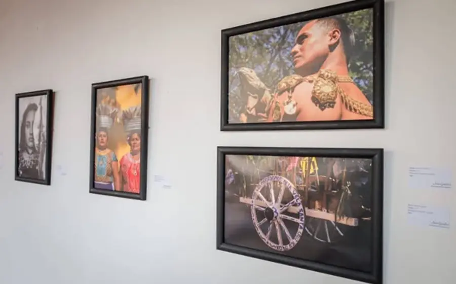 La exposición reúne fotografía tradicional y contemporánea.