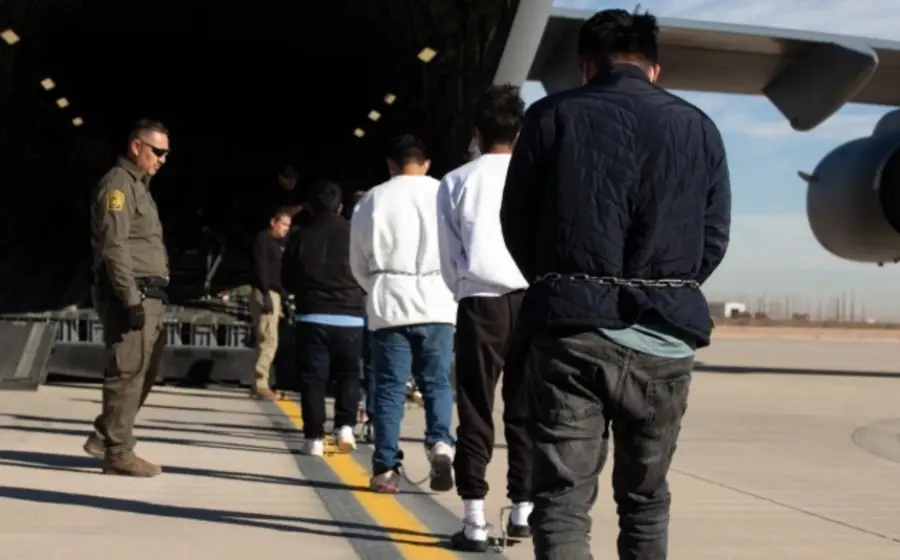 Los migrantes sólo pueden salir bajo estricta supervisión.
