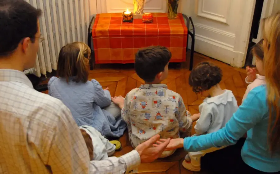 La celebración invita a fortalecer la oración en el hogar.