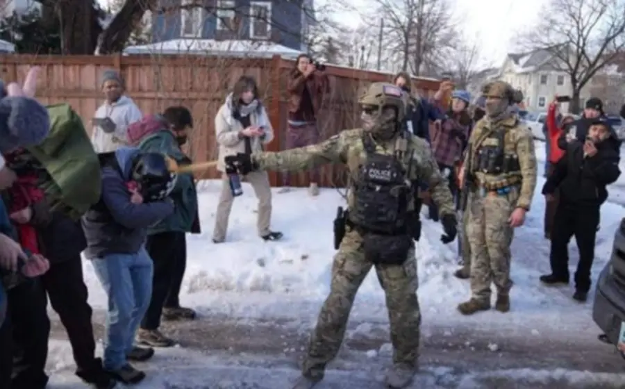 Activistas denunciaron uso de gas pimienta y porras por parte del ICE.