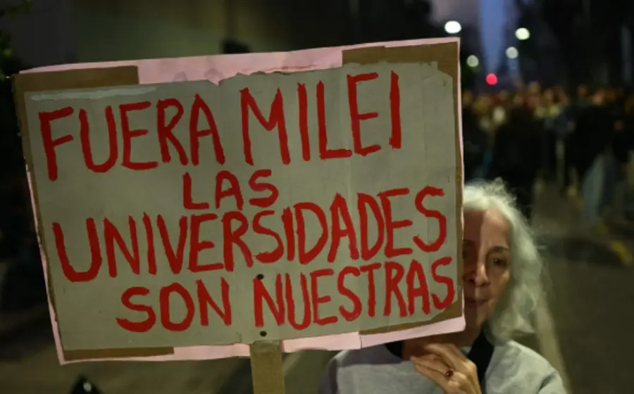 El mandatario vinculó protestas universitarias con el peronismo.