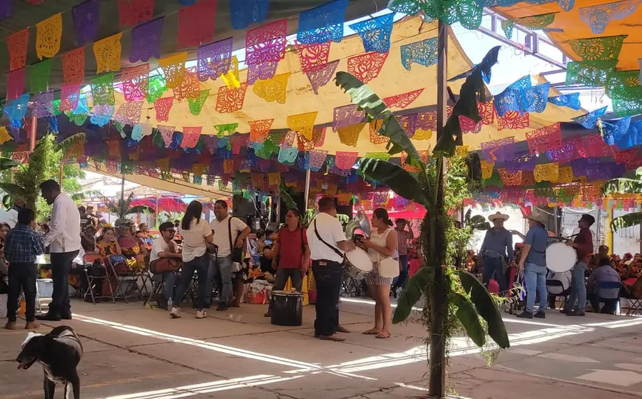 Los Shuanas, como custodios espirituales de los barrios tehuanos, desempeñando su labor que combina funciones religiosas, comunitarias y ceremoniales.