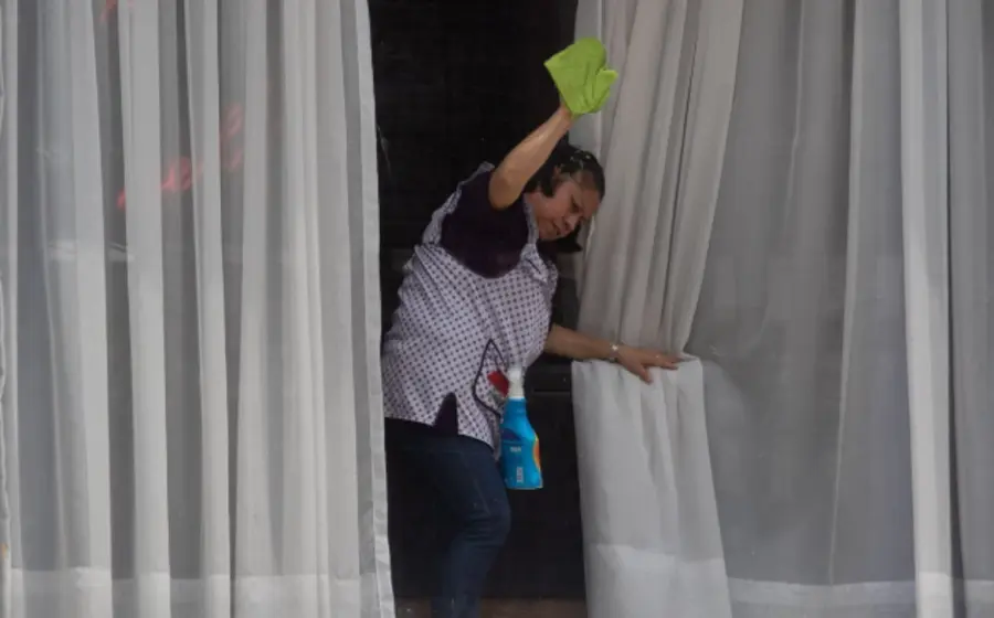 Ilustración que simboliza el trabajo doméstico no remunerado, destacando cómo la violencia de género agrava las brechas económicas y laborales para las mujeres.