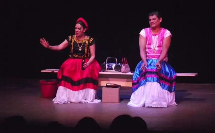 La obra aborda temas como identidad, adicciones, amistad y conflictos familiares