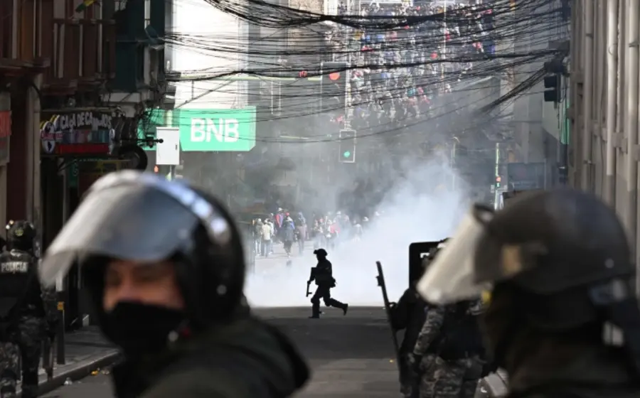  La decisión ocurre en medio de protestas y bloqueos carreteros.