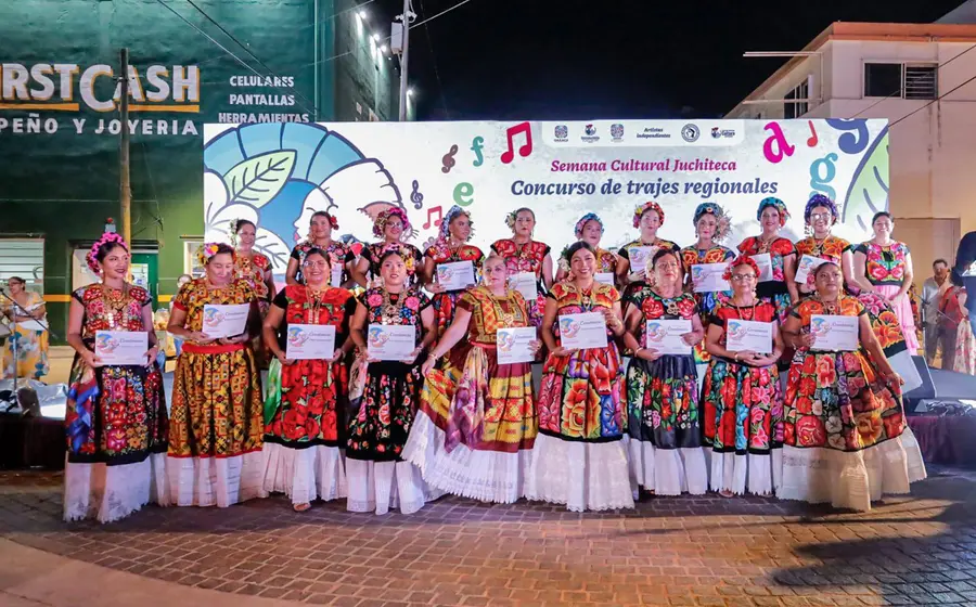 Juchitán reconoce a mujeres que mantienen viva la esencia binnizá. Foto: Amando Orozco