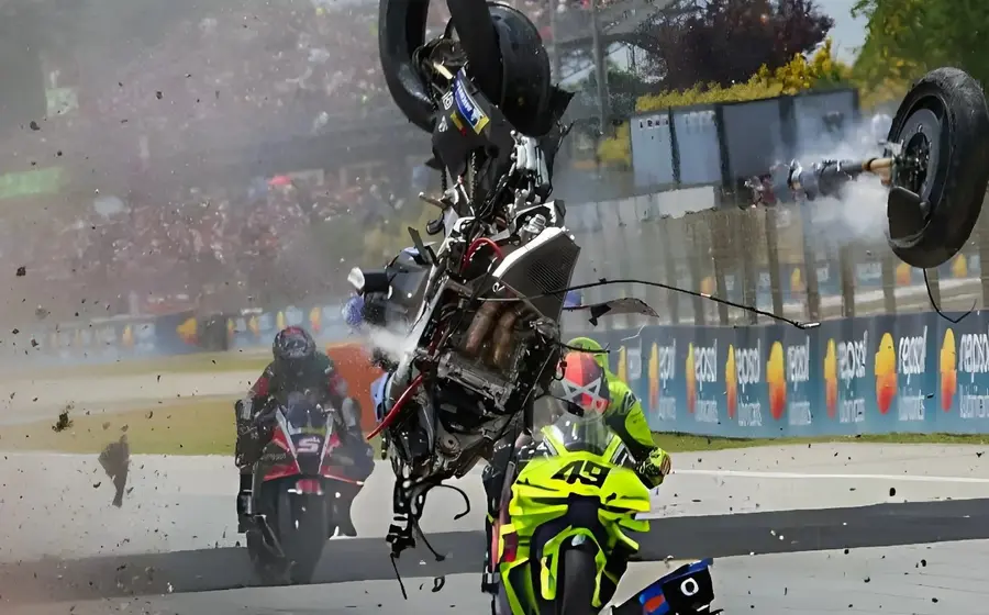 Espectacular accidente en el Gran Premio Moto de Cataluña