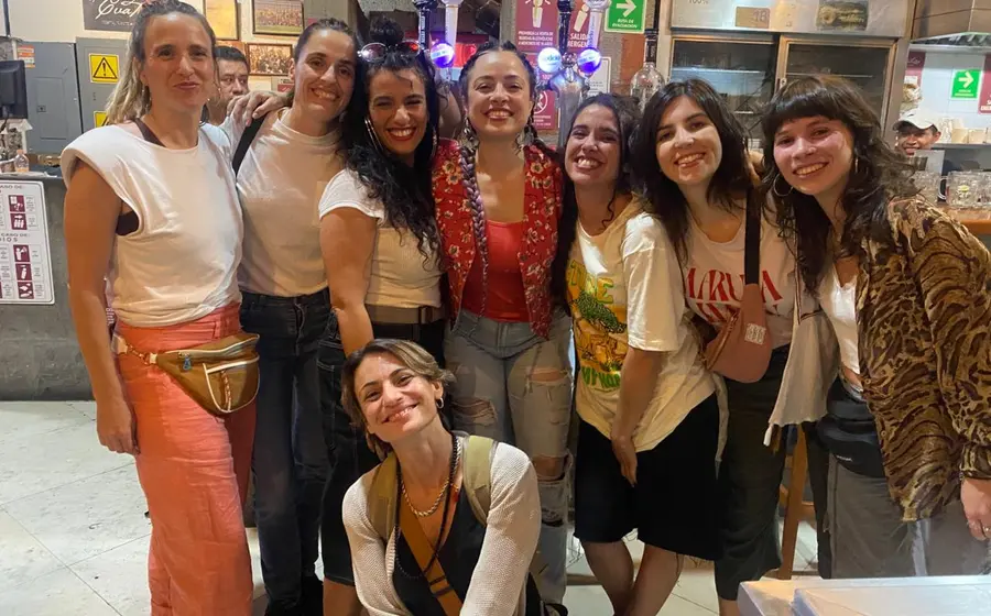 La cantautora mexicana Leiden une fuerzas con la agrupación catalana Maruja Limón para presentar “Hijas de tu Raíz”.