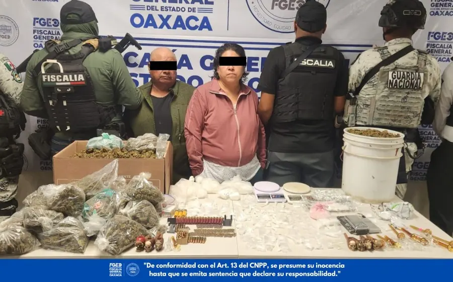 La pareja fue detenida en San Agustín Yatareni al estar en poder de droga y otros objetos prohibidos.