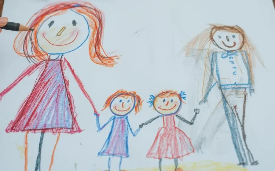 El adulto en conflicto intenta "leer" el dibujo (o la conducta del niño) desde su propia rabia o conveniencia legal.
