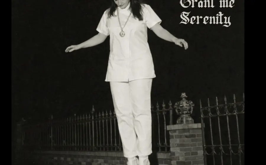 Con “Elvis Grant Me Serenity”, Rosk no busca revivir la nostalgia del pasado, sino encontrar serenidad dentro del ruido contemporáneo.