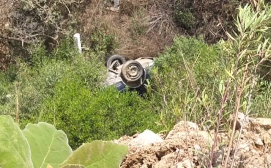 El conductor del auto compacto perdió la vida en el percance.