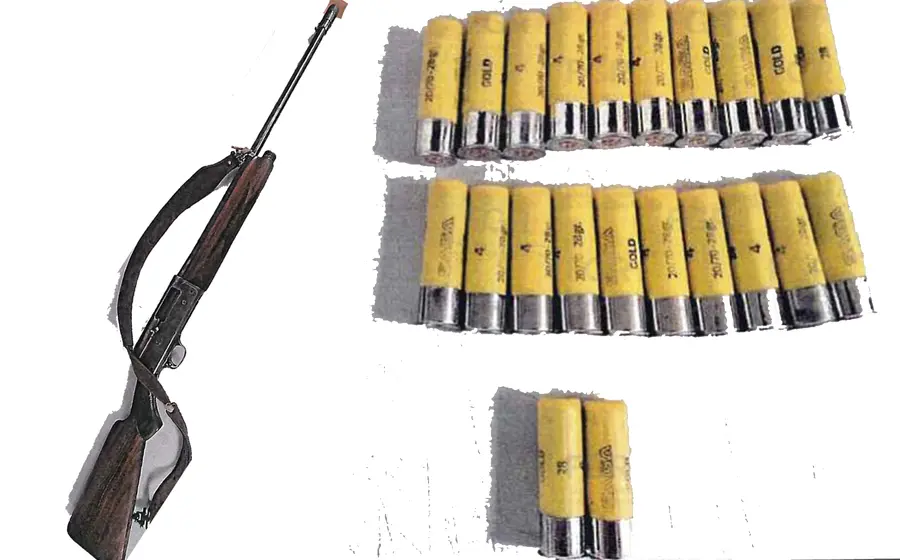 El arma y cartuchos asegurados al detenido.