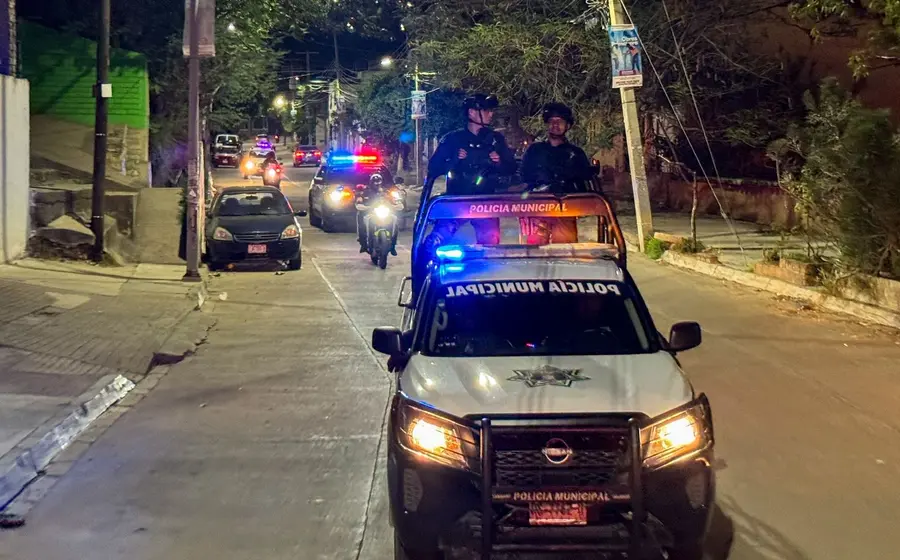 Policías de Oaxaca de Juárez aplican el Operativo Luciérnaga.