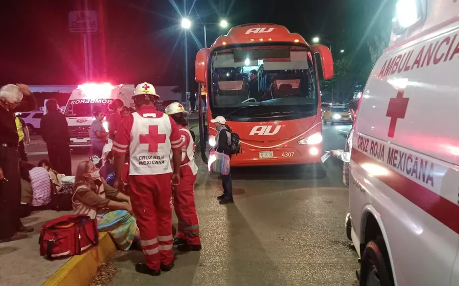 Paramédicos de Cruz Roja auxiliaron a los lesionados.