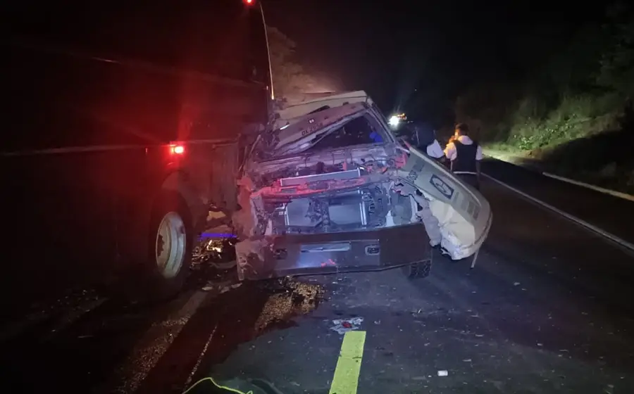 La camioneta de Cometra quedó con daños cuantiosos, mientras que sus dos ocupantes resultan lesionados.