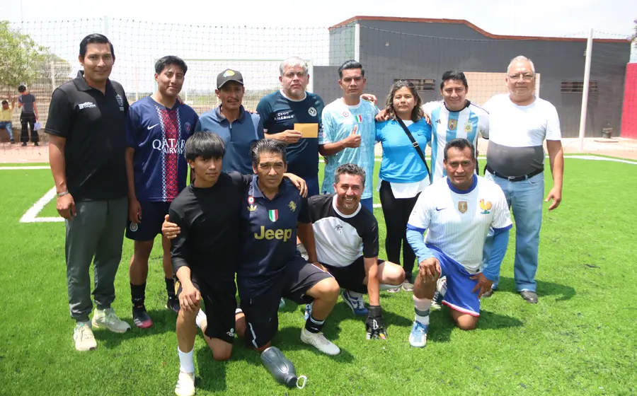 El director de deportes de Cuilápam entrega el premio al capitán del equipo campeón