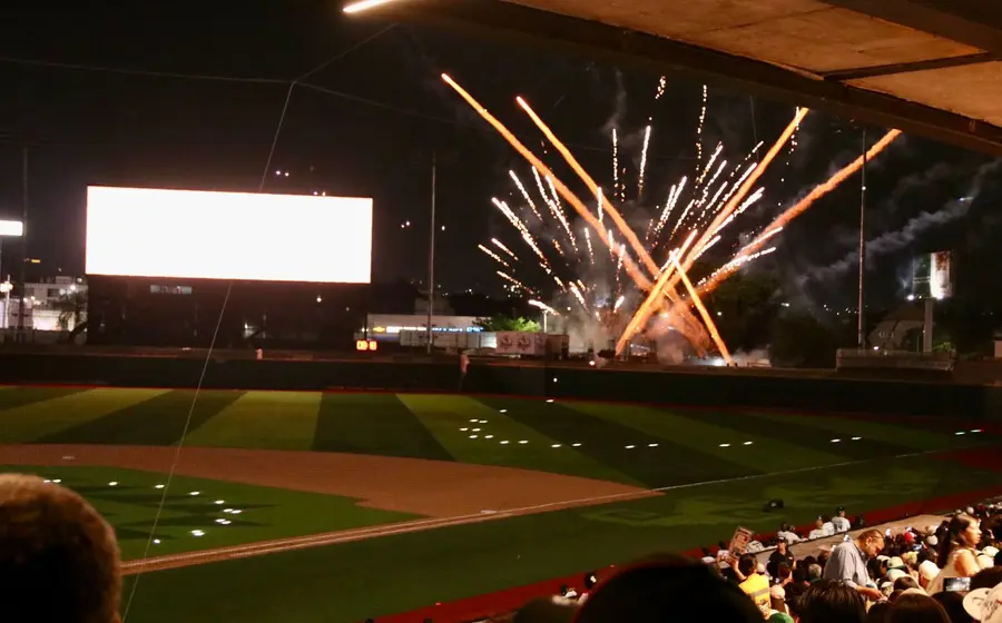 Con fuegos artificiales se anunció la fiesta en el Estadio Yu'Va