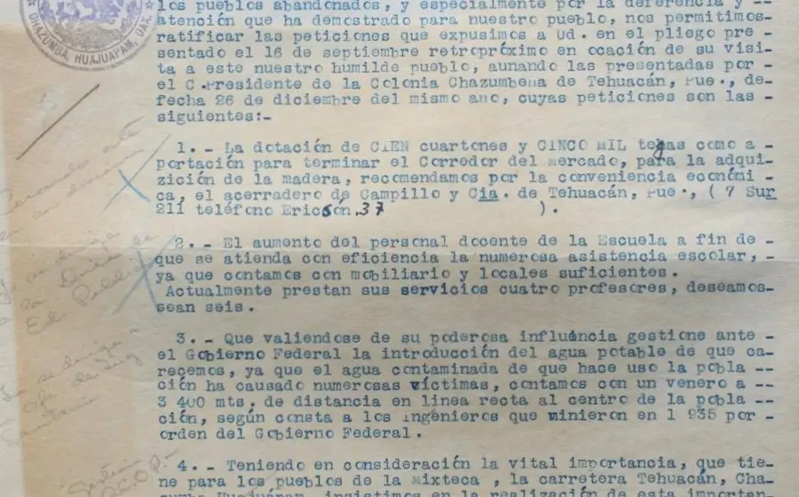 Peticiones de la comunidad de Chazumba por medio de memorándum dirigido al Gobernador Constitucional del Estado de Oaxaca, Dr. Edmundo Sánchez Cano. Fondo: Gobierno. Sección: Caminos Nacionales y Estatales. Serie: Comunicación y Transporte. Cronología: 1900 – 1947. Caja: 295. No. Exp.: 30