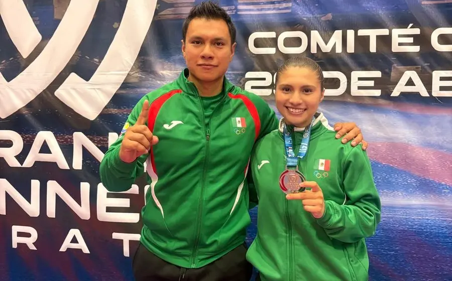 Isabella Avellaneda con el entrenador Fernando Sánchez