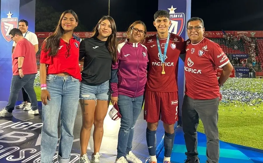 A lado de su gran inspiración y apoyo, sus padres y hermanas también futbolistas