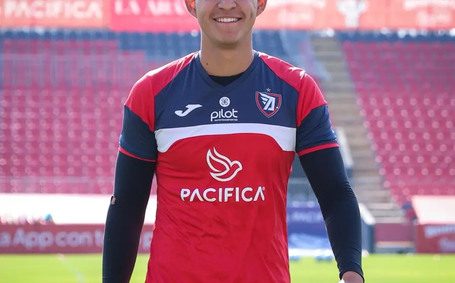 Kenneth González en los últimos movimientos de entrenamiento, para reportar listo para la Final