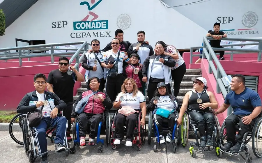 Los pesistas oaxaqueños medallistas, en el Centro Paralímpico Mexicano
