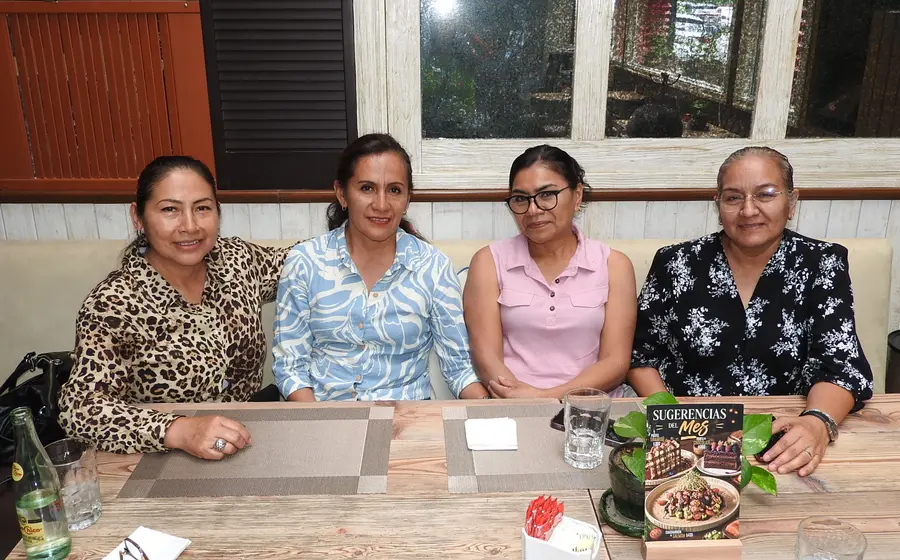 Wilma Castellanos Martínez y Roberta Peralta (al centro) celebraron su cumpleaños en compañía de Laura López Mendoza y Margarita Pichardo. A la vez, el grupo de amigas festejó el Día de la Enfermaría ¡Muchas felicidades!