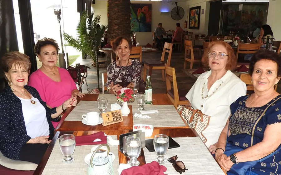 Leonor Ballesteros de Hurtado, Irene Rodríguez de Díaz, Bety Guillén, Conchita Galindo y Bertha Bayona.