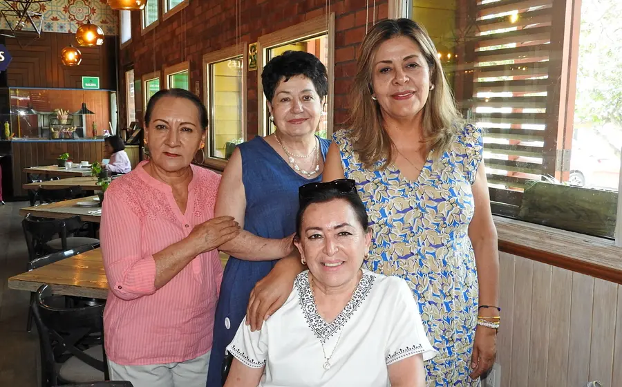 Paty Castillo (sentada) celebró un cumpleaños más, rodeada del cariño de Nayra Domene, Aída Anaya y Laura Avendaño.