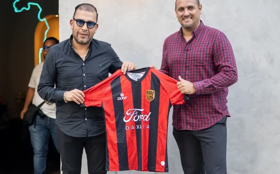 El presidente del Club Dragones, Daniel Ortiz, presentó al nuevo técnico, Víctor Hernández