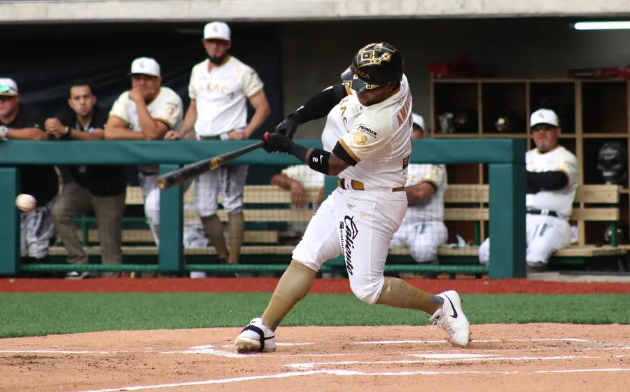 Alexi “El Ninja” Amarista al conectar el primer hit de Guerreros en el nuevo Yu'Va. 
