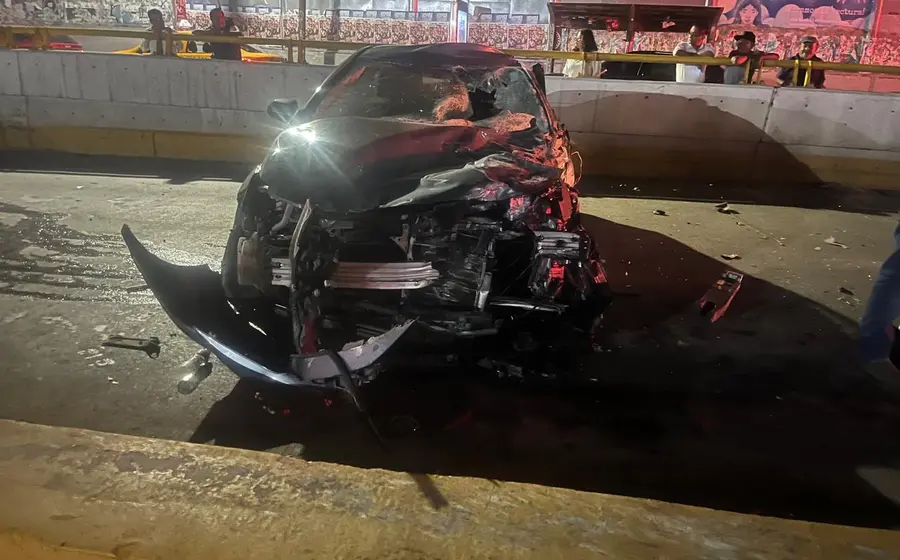 Brutal choque en Oaxaca: camioneta vuelca y deja un detenido.