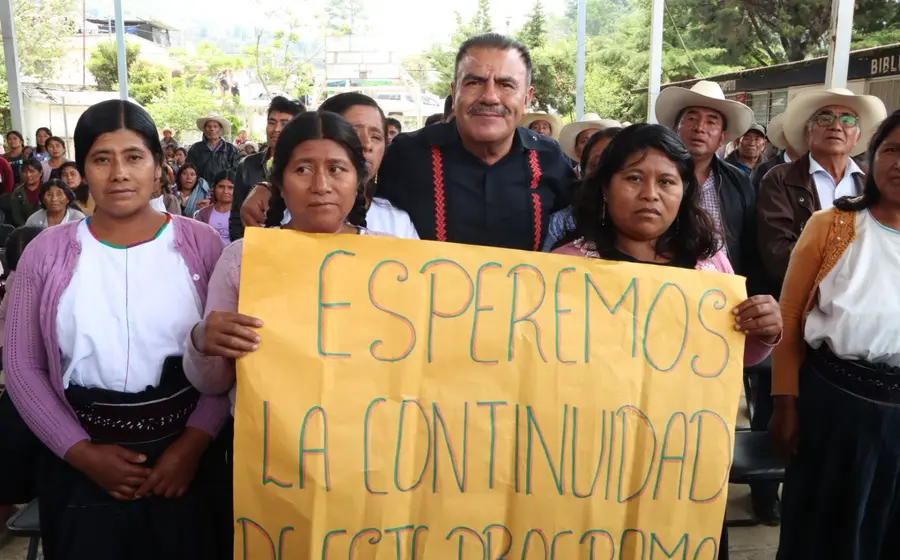 Entregan 150 certificados de alfabetización durante visita de la UNESCO en Chiapas.